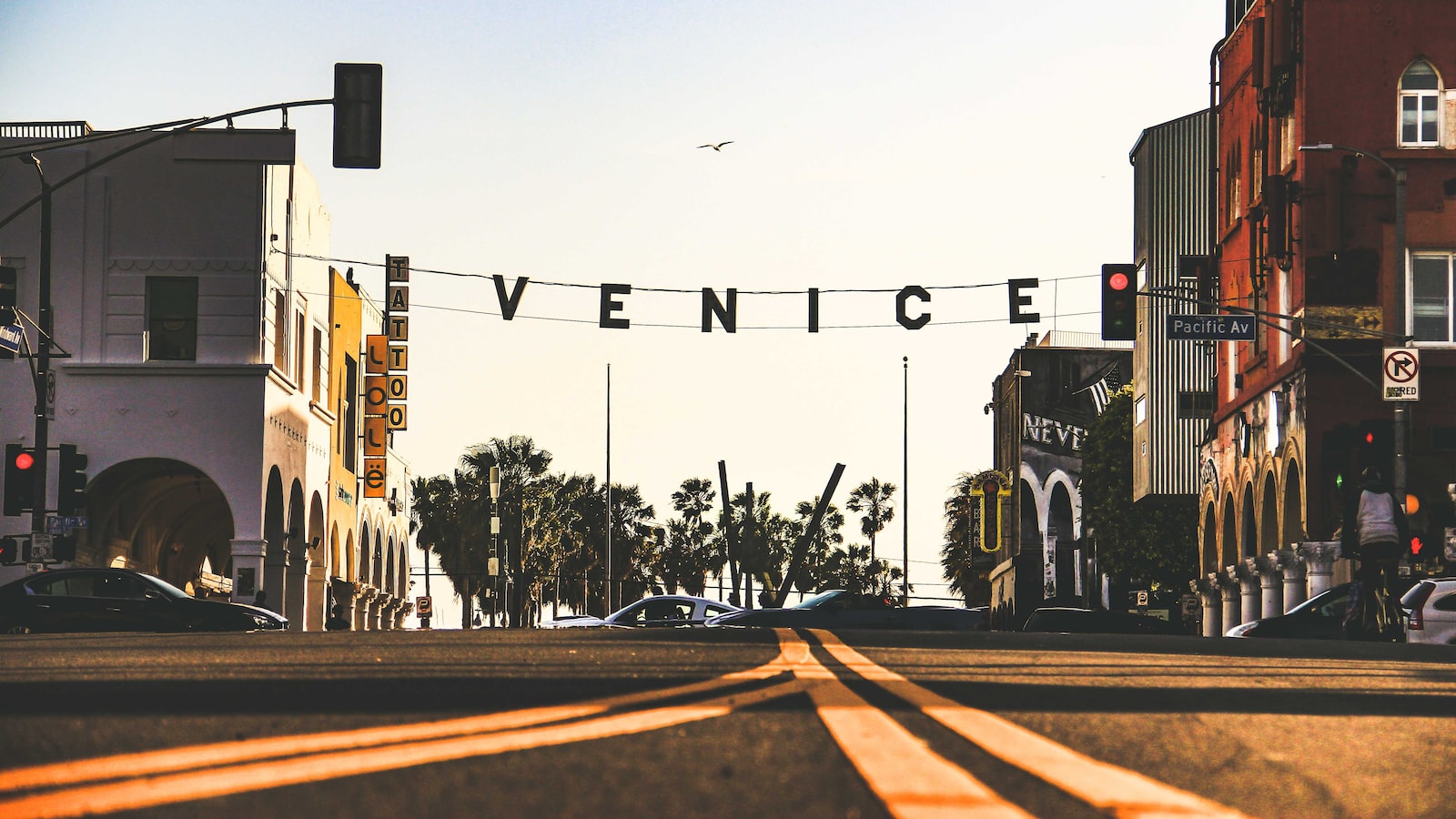 Dicas para⁢ explorar a‌ icônica praia de Venice Beach, ‌na Califórnia